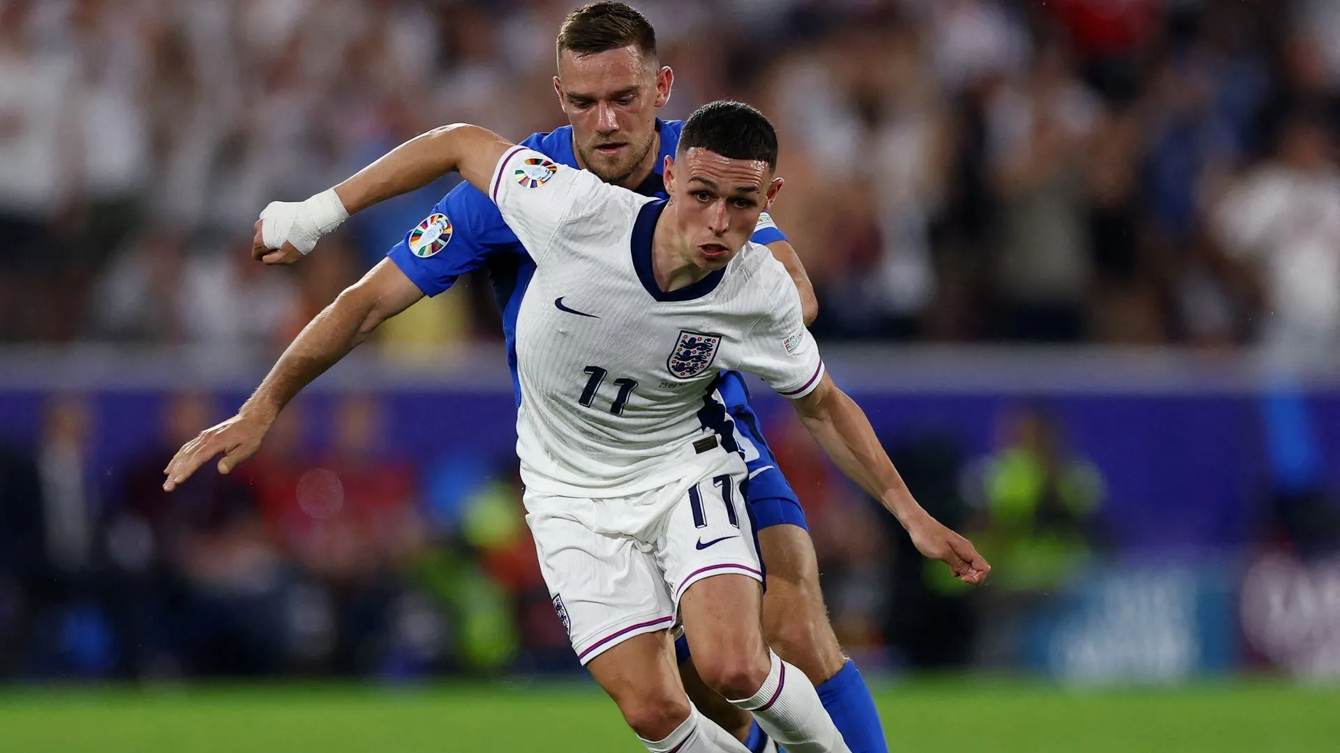 Cầu thủ trẻ Timi Max Elsnik đối đầu với Phil Foden