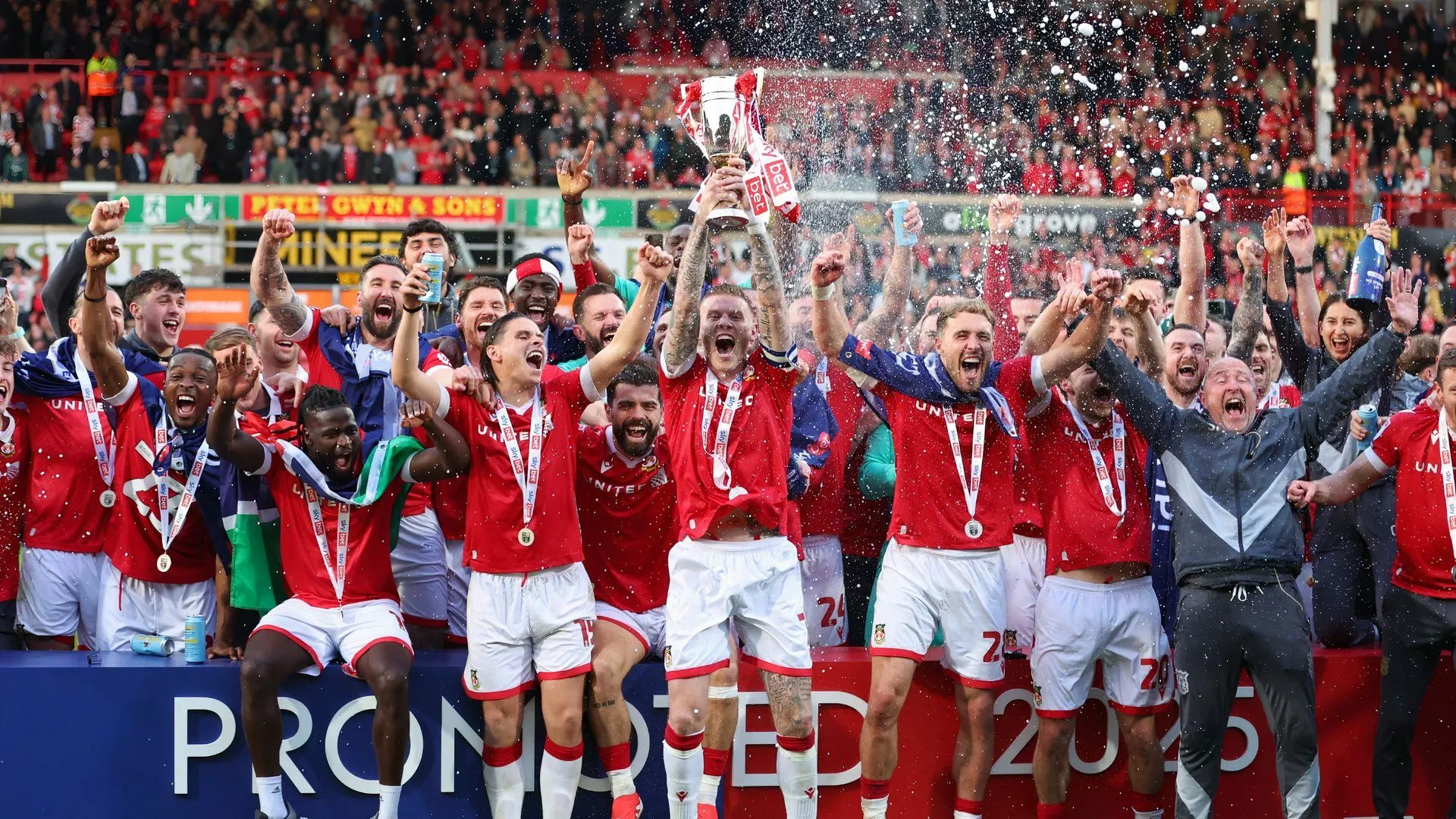 Cầu thủ Wrexham ăn mừng chiến thắng giành quyền thăng hạng Championship