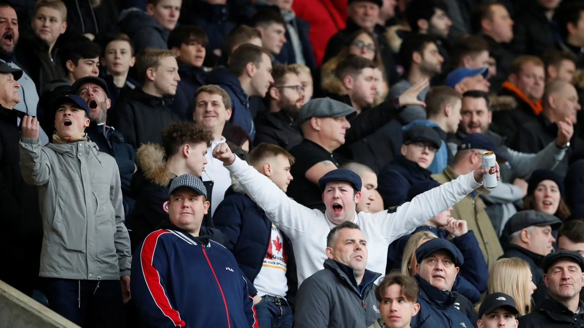 Cổ động viên cuồng nhiệt của Millwall tại sân vận động The Den