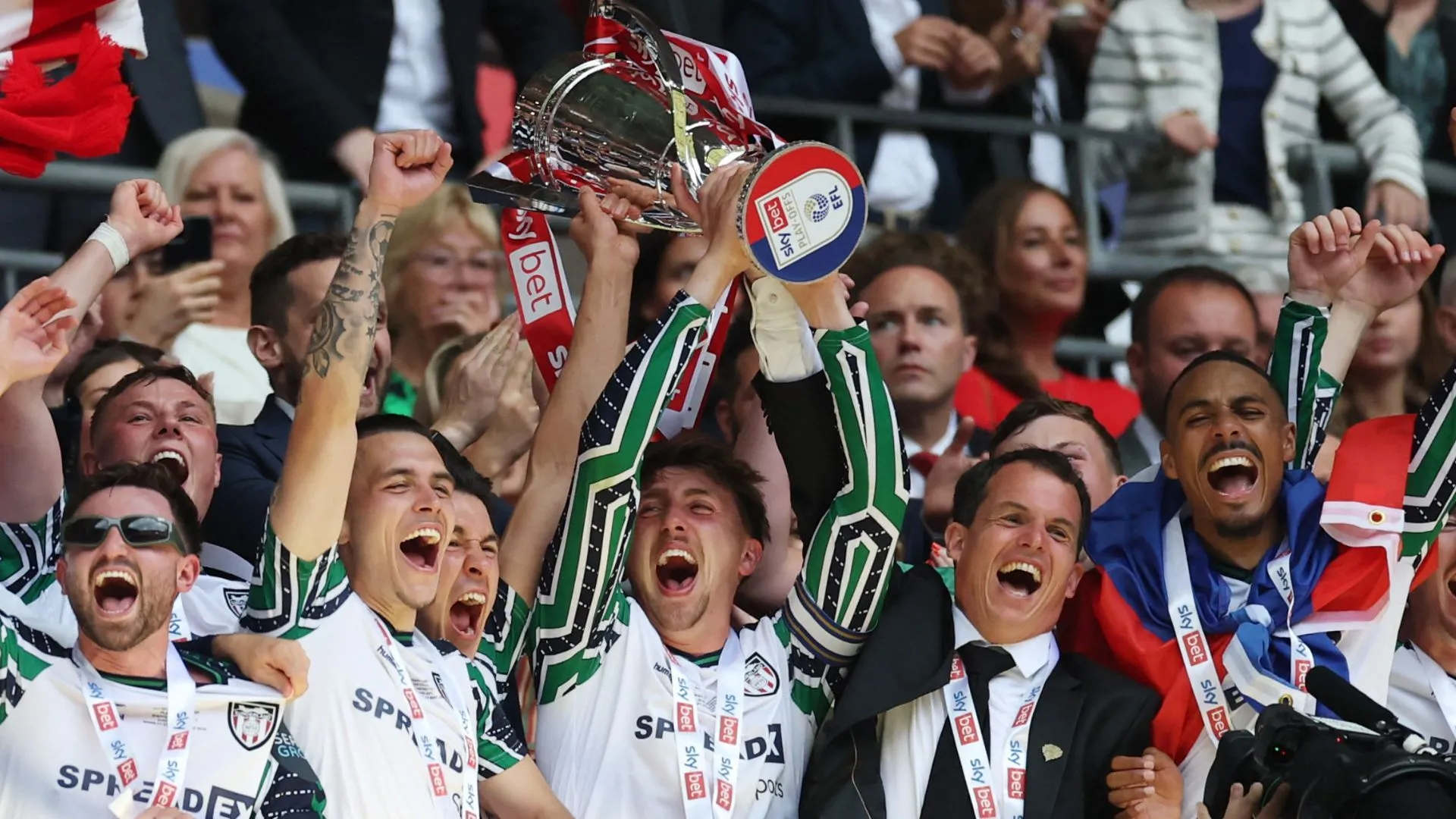 Đội trưởng Dan Neil nâng cao cúp vô địch play-off cùng Sunderland, vinh quang sau mùa giải thành công
