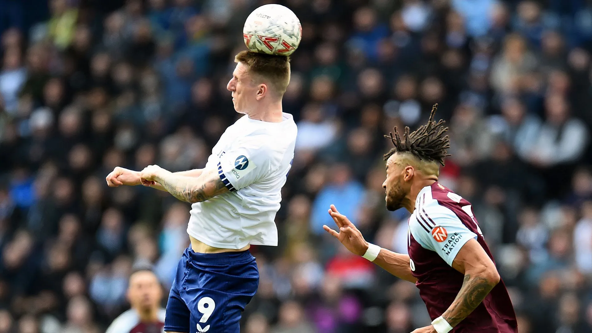 Emil Riis của Preston North End trong trận đấu