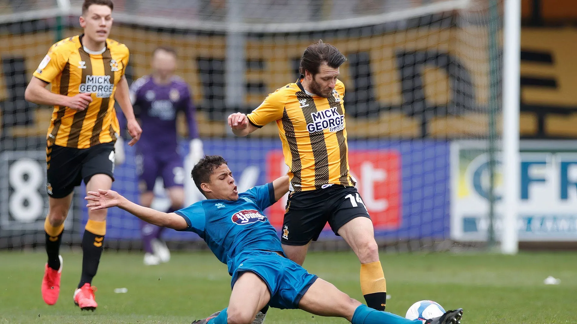 Evan Khouri tranh chấp bóng trong trận đấu của Grimsby Town
