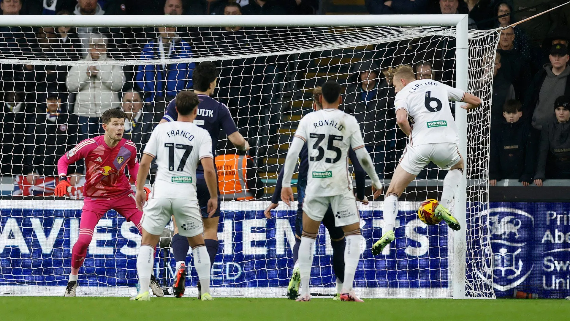 Harry Darling ăn mừng sau khi ghi bàn cho Swansea City trong trận đấu tại Championship