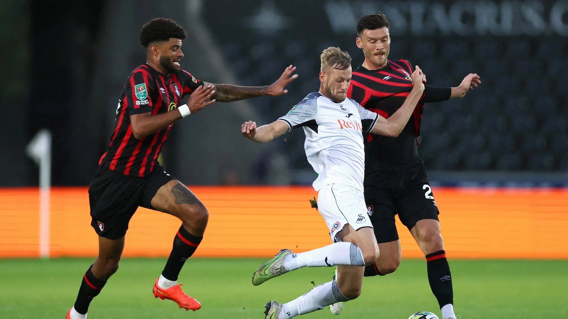 Harry Darling trong màu áo Swansea City, cầu thủ đang được nhiều đội bóng quan tâm
