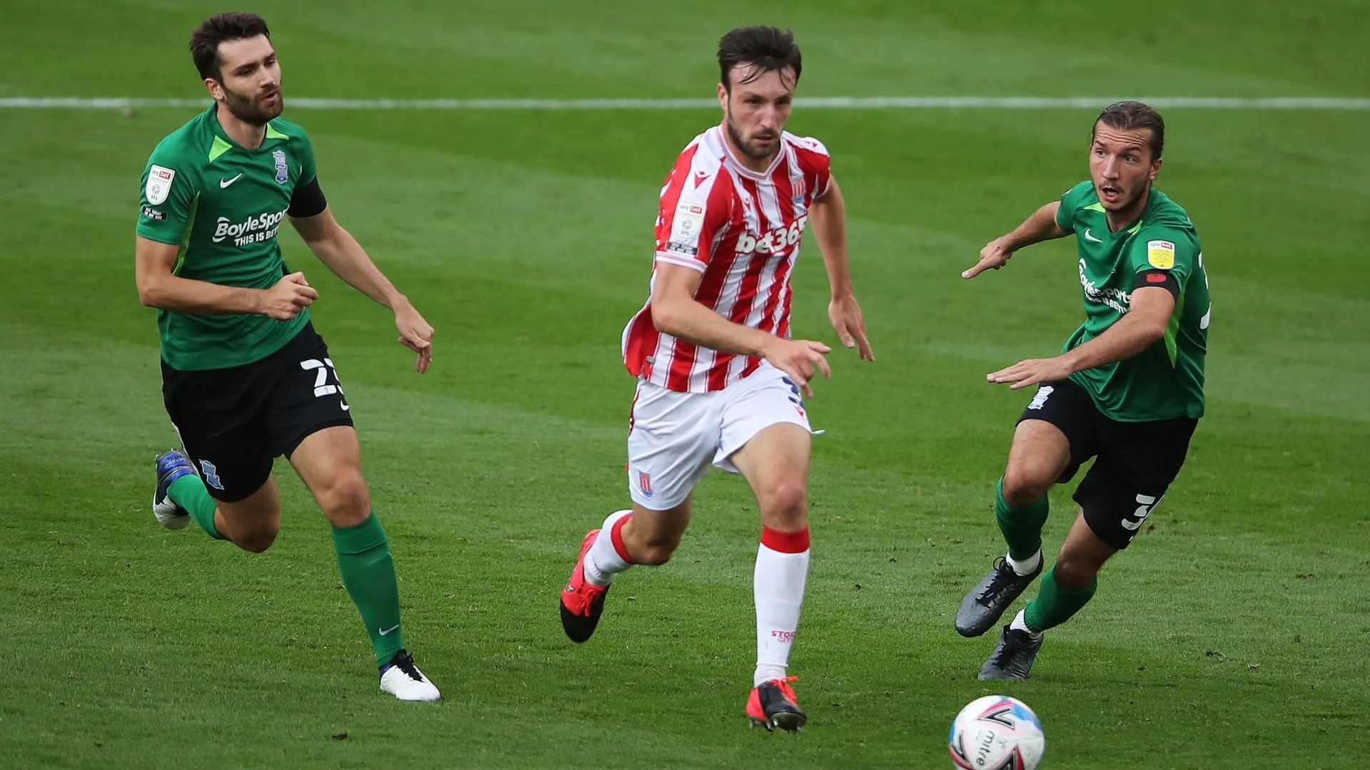 Hậu vệ Morgan Fox thi đấu cho QPR