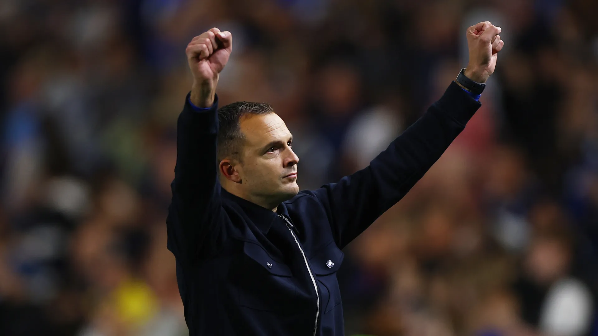 HLV Chris Davies của Birmingham City chỉ đạo trên sân