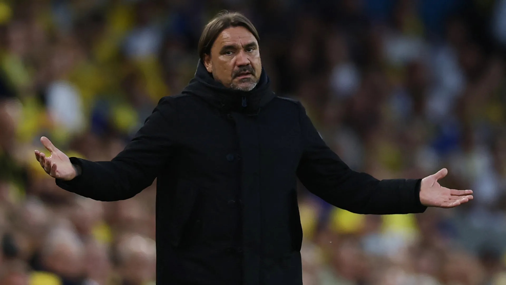 HLV Daniel Farke chỉ đạo trận đấu của Leeds United