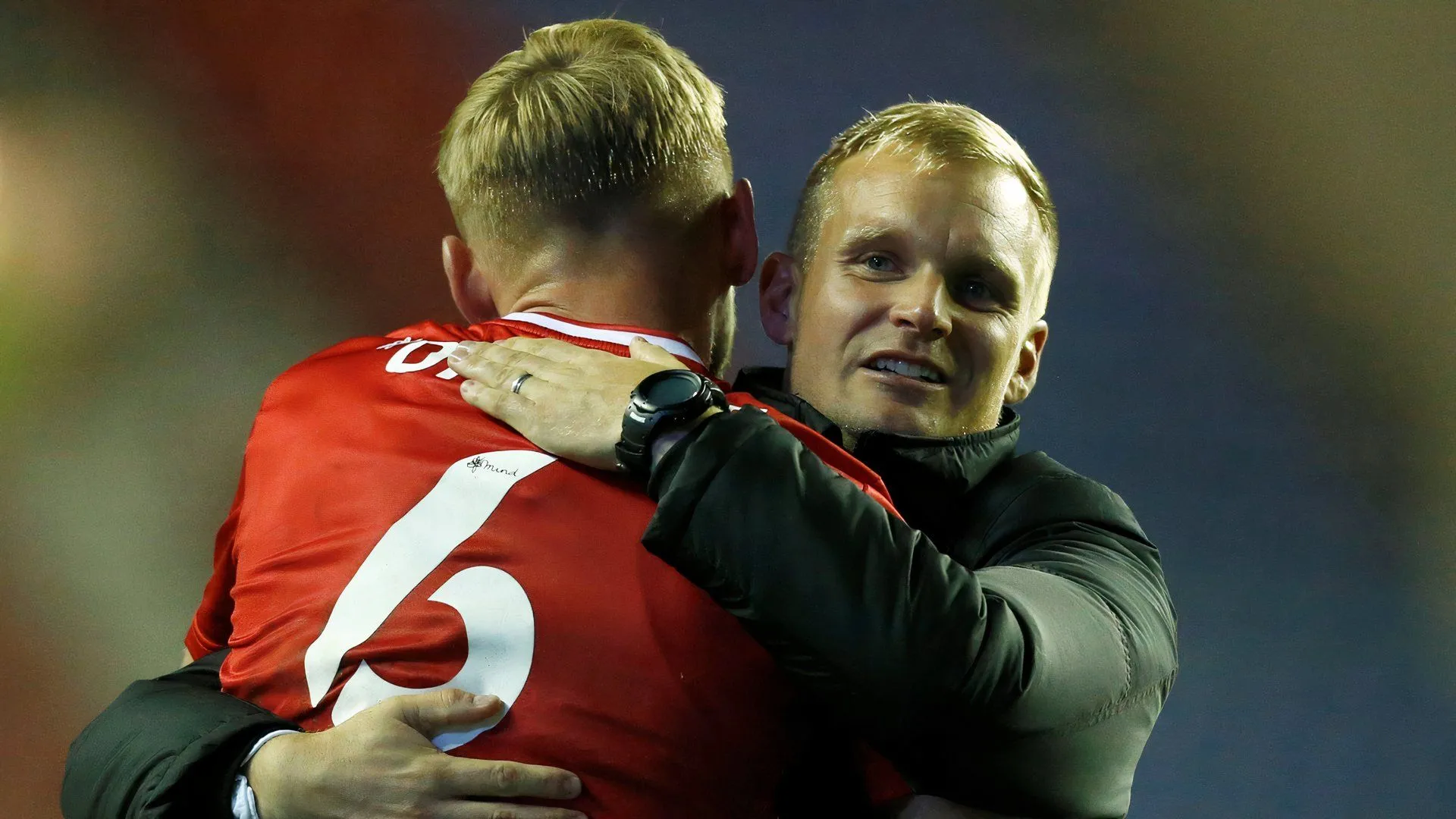 HLV Liam Manning và trung vệ Harry Darling trong buổi tập của MK Dons