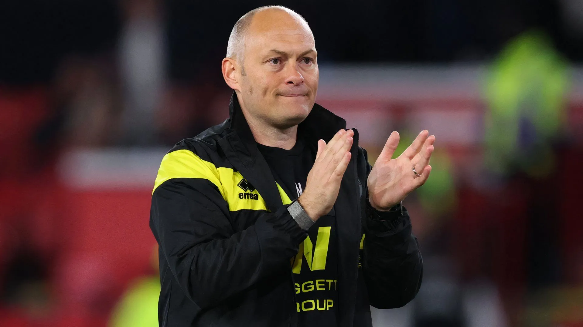 Huấn luyện viên Alex Neil chỉ đạo các cầu thủ Millwall trên sân.