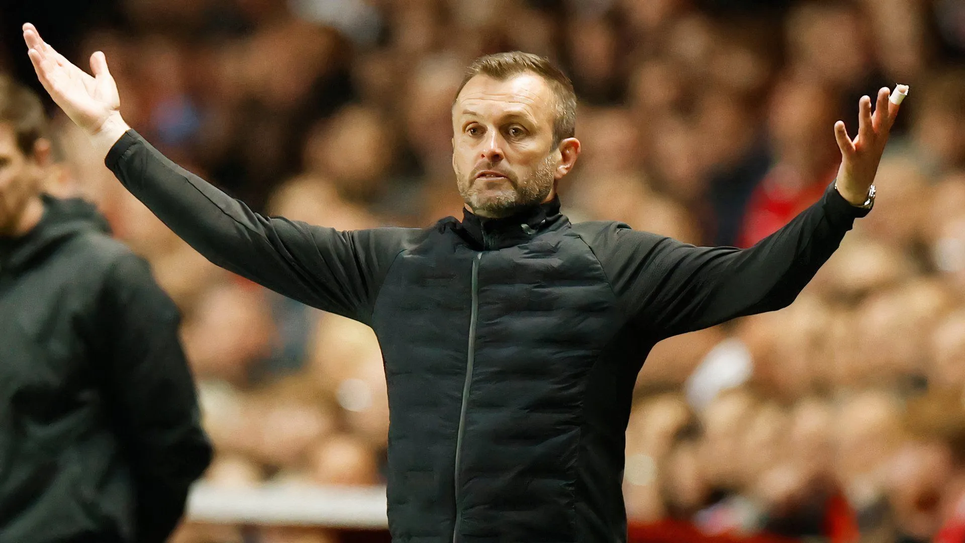 Huấn luyện viên Nathan Jones của Charlton Athletic tại sân vận động.