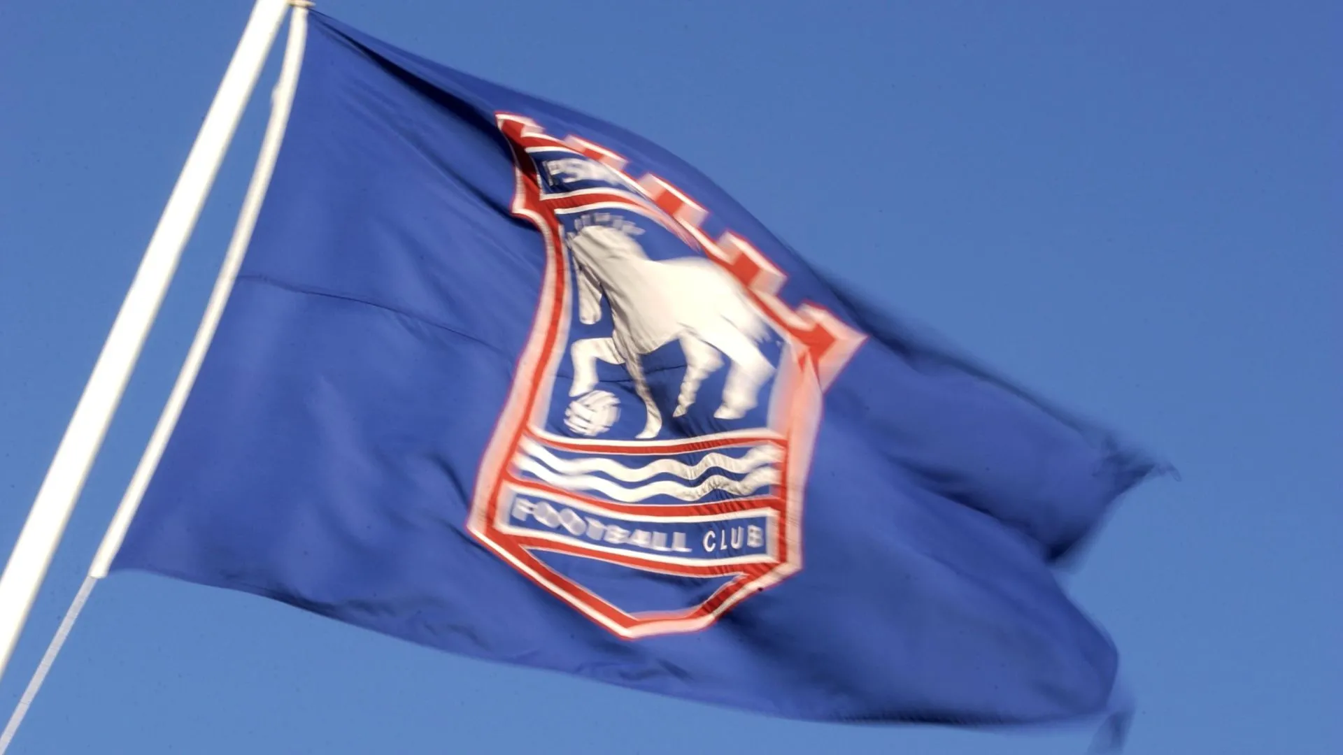 Lá cờ của Ipswich Town với huy hiệu hiện tại và màu sắc truyền thống xanh trắng đỏ