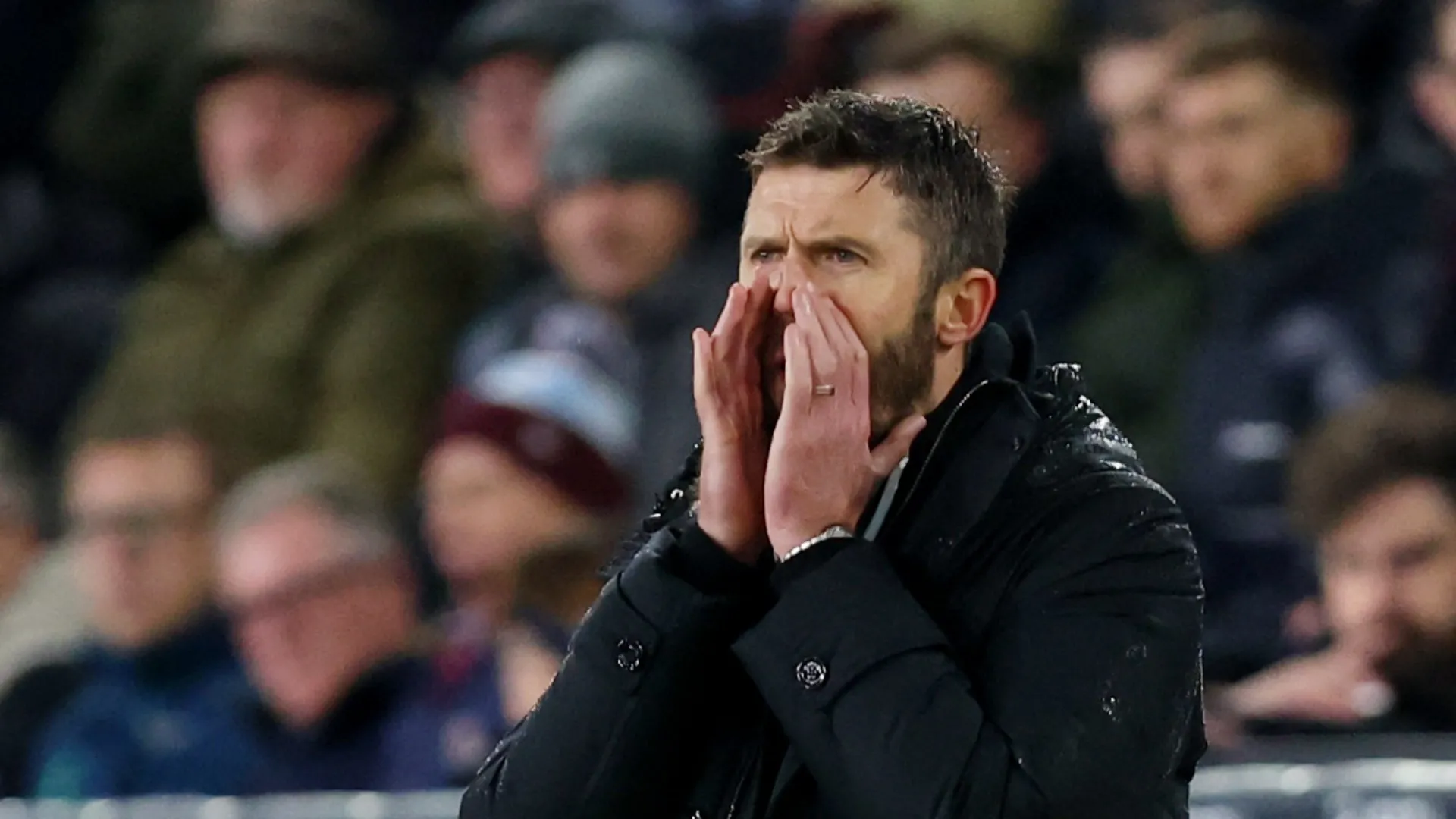 Michael Carrick chỉ tay trên sân cỏ