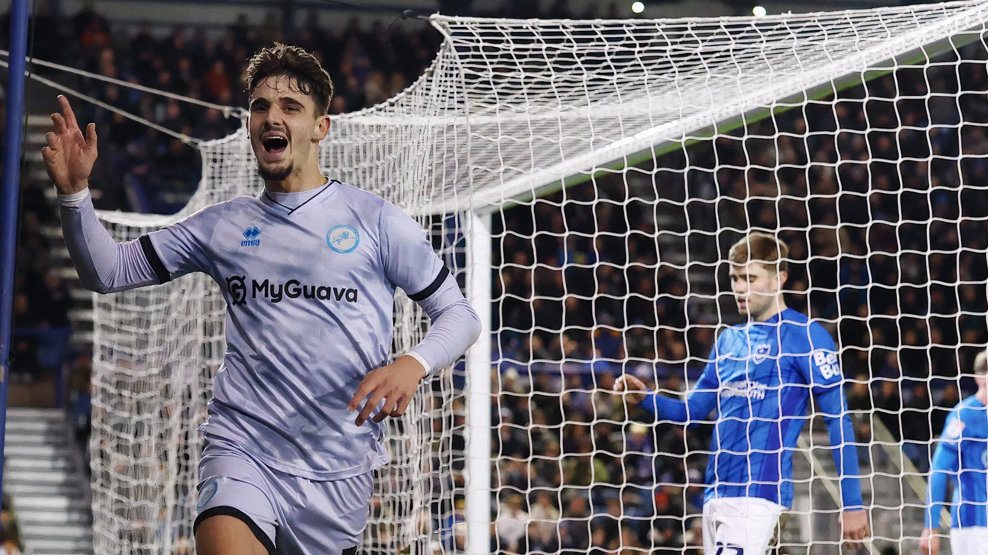 Mihailo Ivanovic trong trận đấu giữa Millwall và Portsmouth