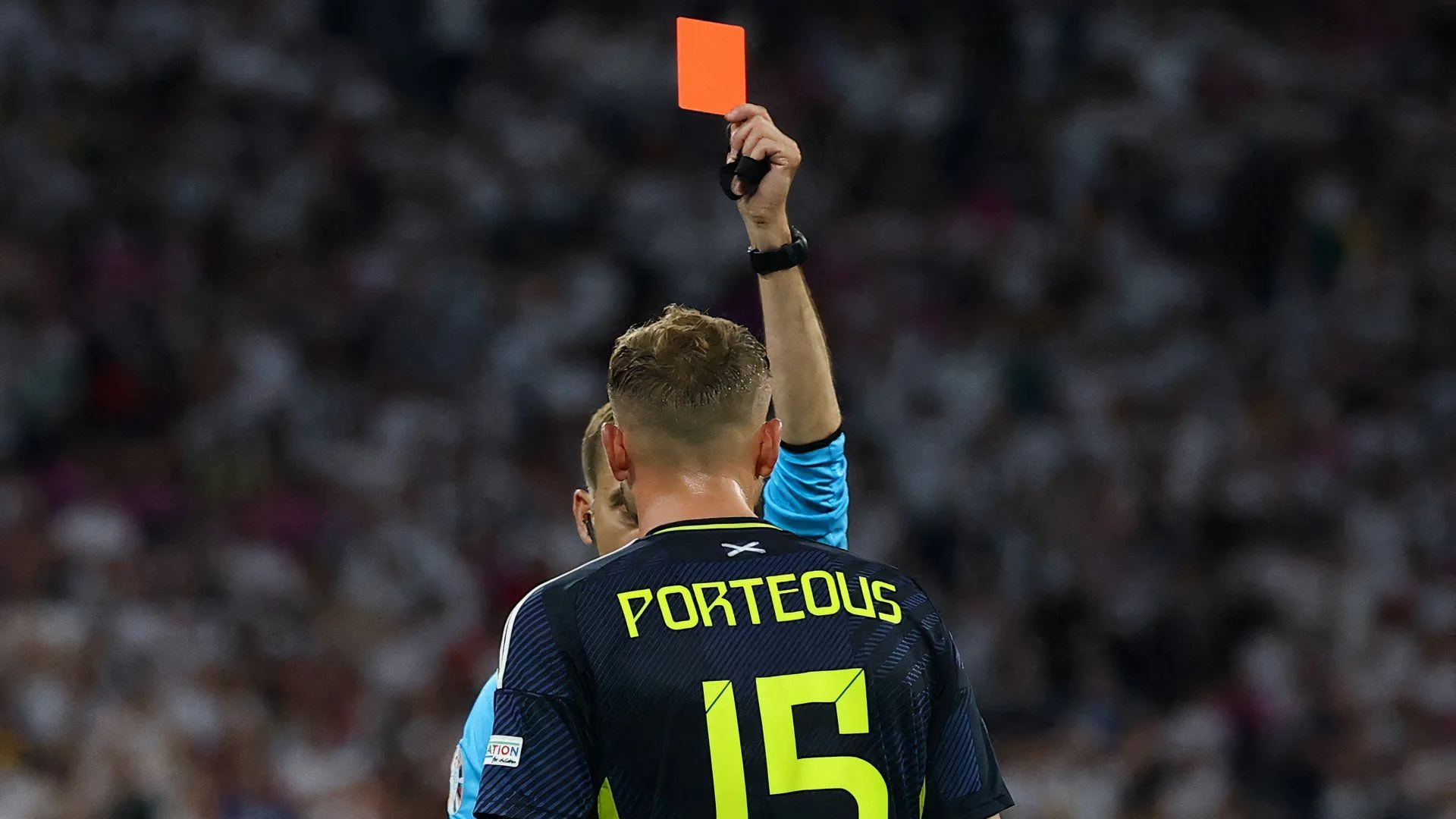 Ryan Porteous nhận thẻ đỏ khi khoác áo tuyển Scotland