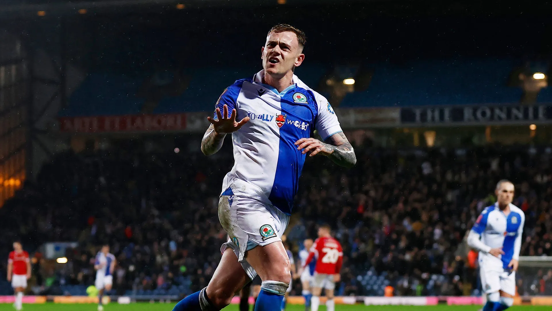 Sammie Szmodics, cầu thủ có kinh nghiệm tại Championship, minh chứng cho sức mạnh đội hình Ipswich Town.