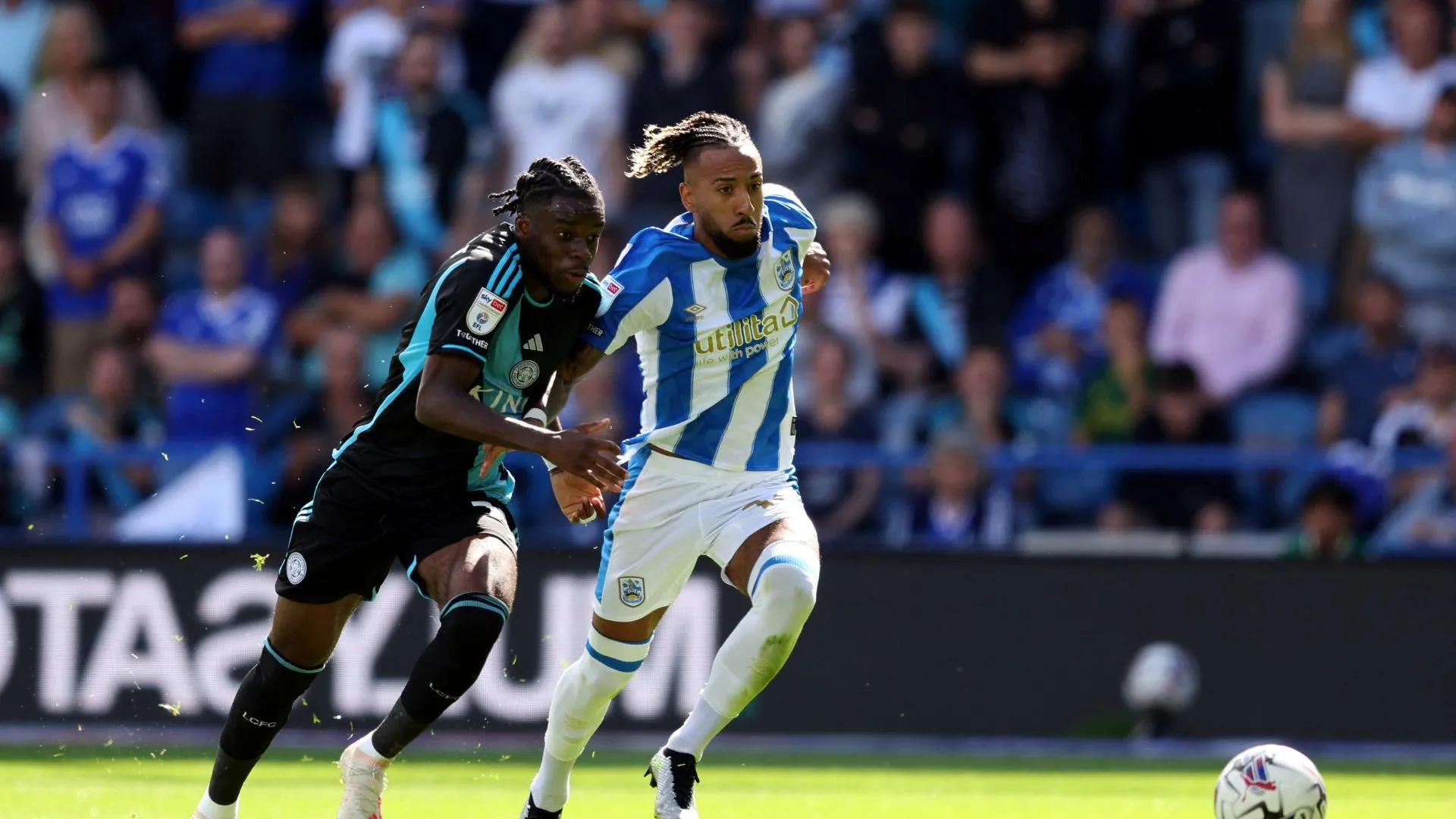 Sorba Thomas thi đấu cho Huddersfield Town