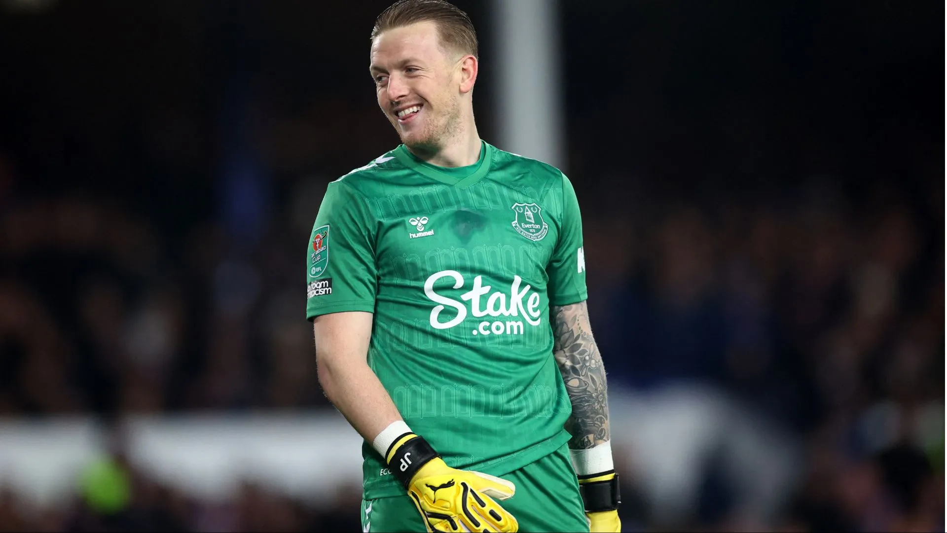 Thủ môn Jordan Pickford của Everton thi đấu trên sân