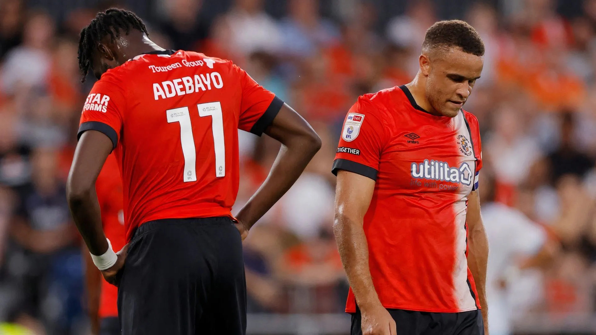 Tiền đạo Carlton Morris và Elijah Adebayo của Luton Town trên sân