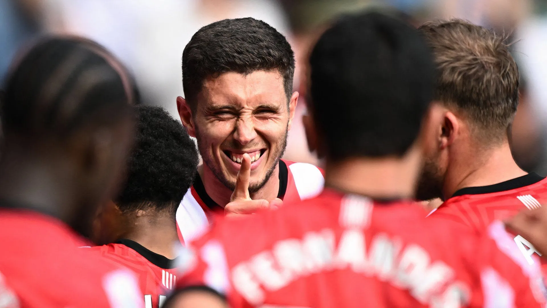 Tiền đạo Ross Stewart trên sân tập Southampton