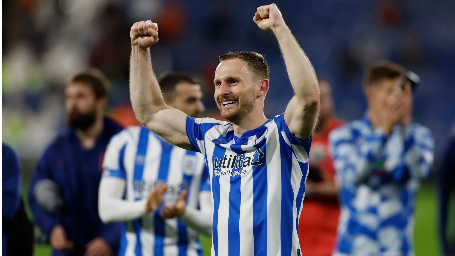 Tom Lees thi đấu cho Huddersfield Town, nơi anh tích lũy nhiều kinh nghiệm ở EFL.