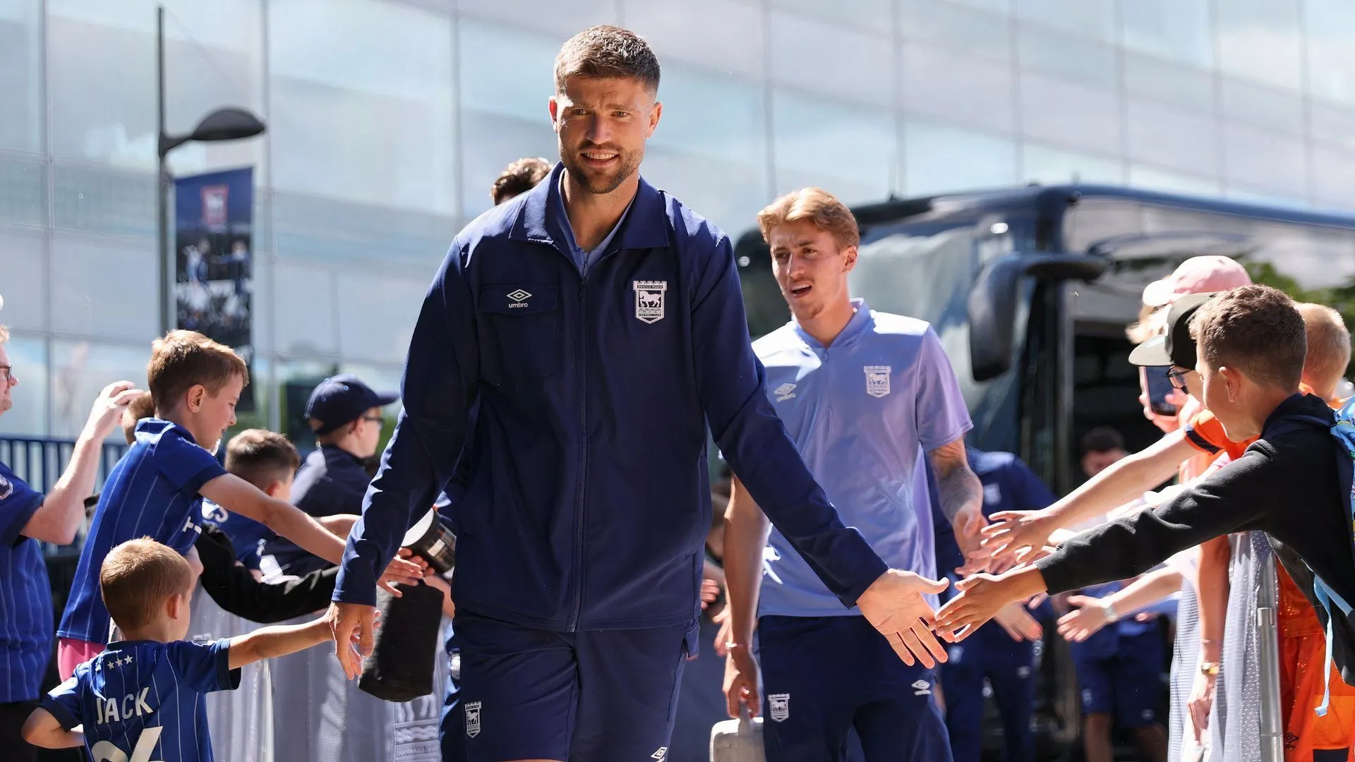 Trung vệ Cameron Burgess trong màu áo Ipswich Town đối mặt tin đồn gia nhập Valencia hoặc Rangers