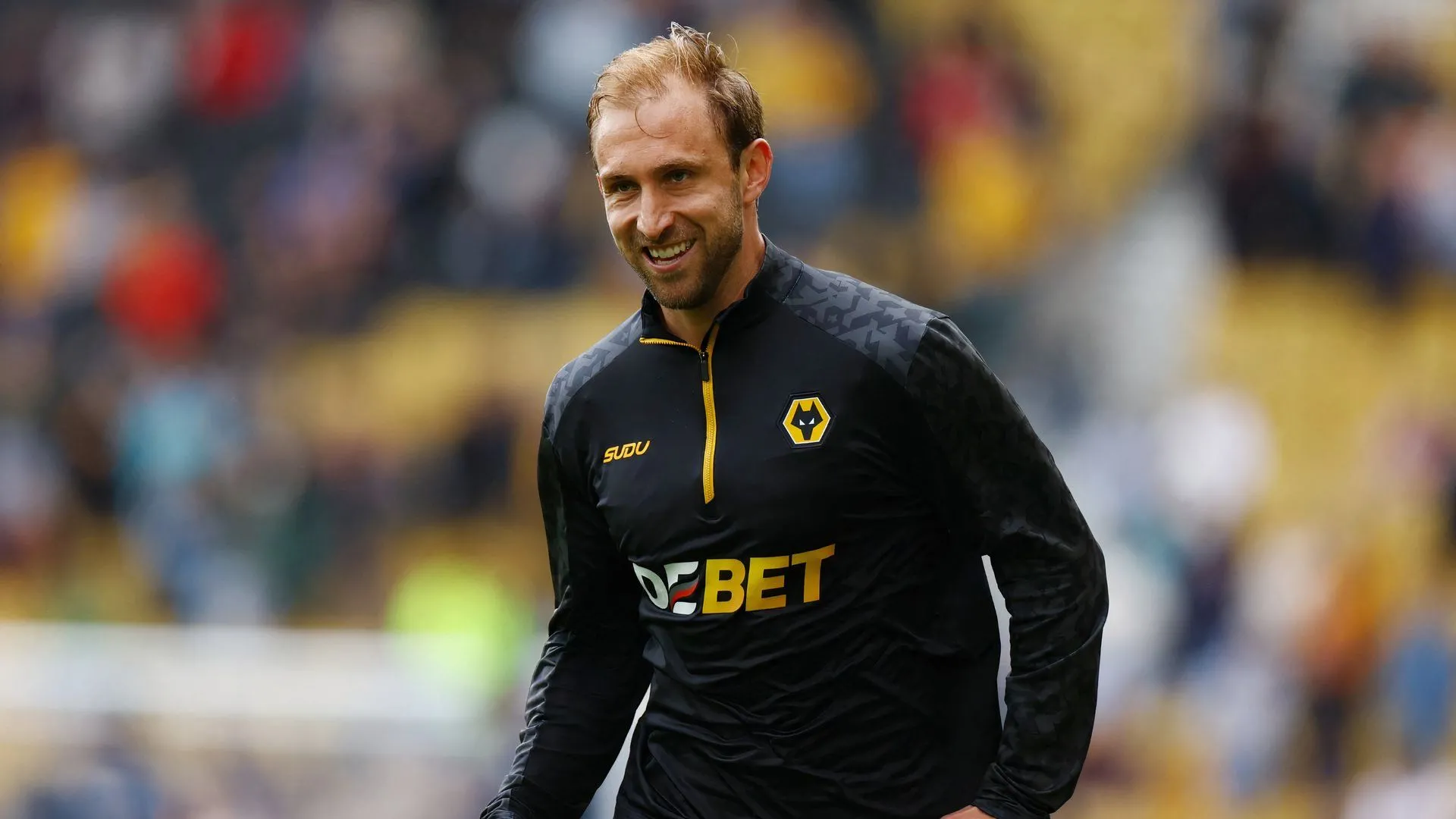 Trung vệ Craig Dawson thi đấu cho Wolves