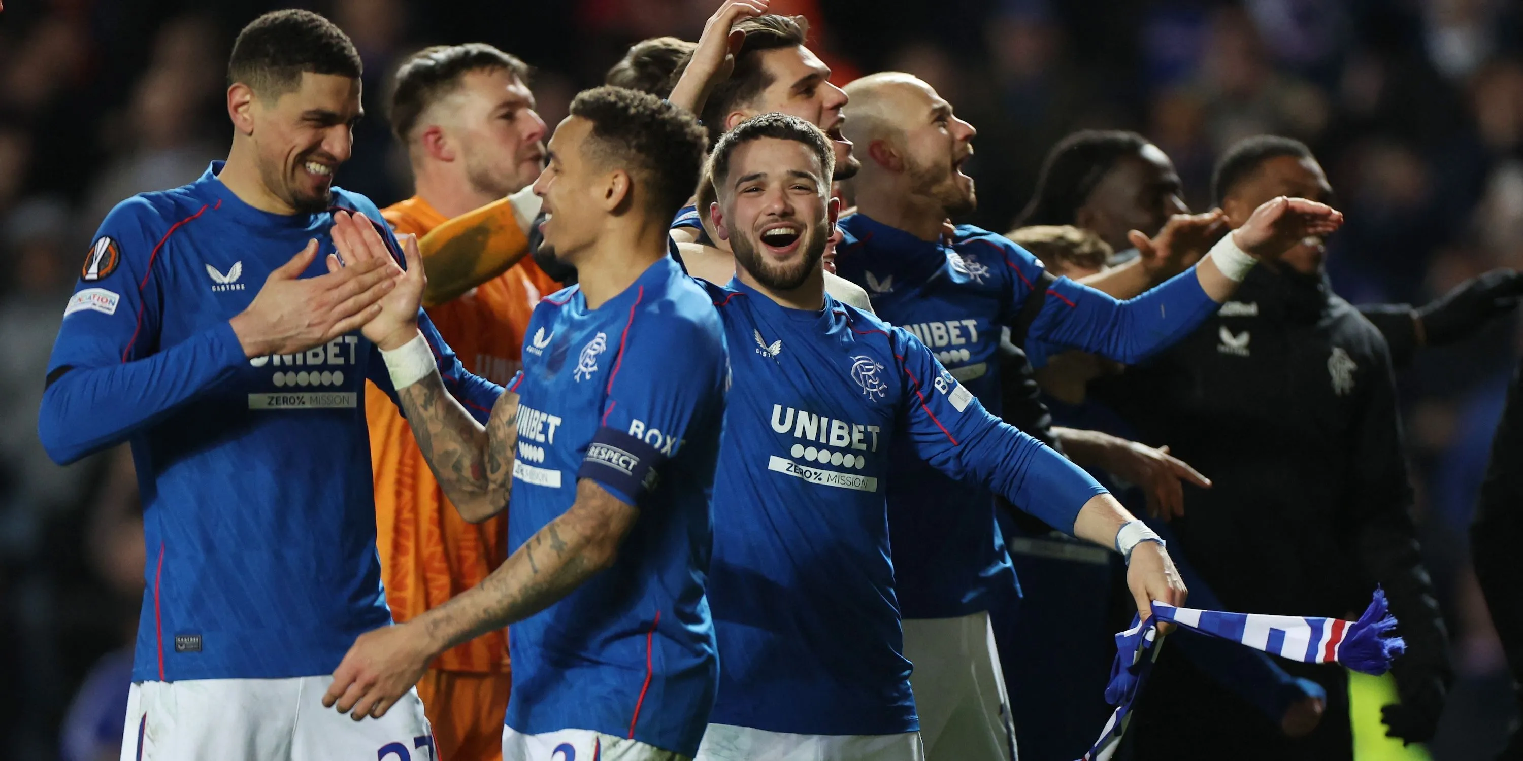 Các cầu thủ Rangers, bao gồm Nicolas Raskin và James Tavernier, ăn mừng chiến thắng