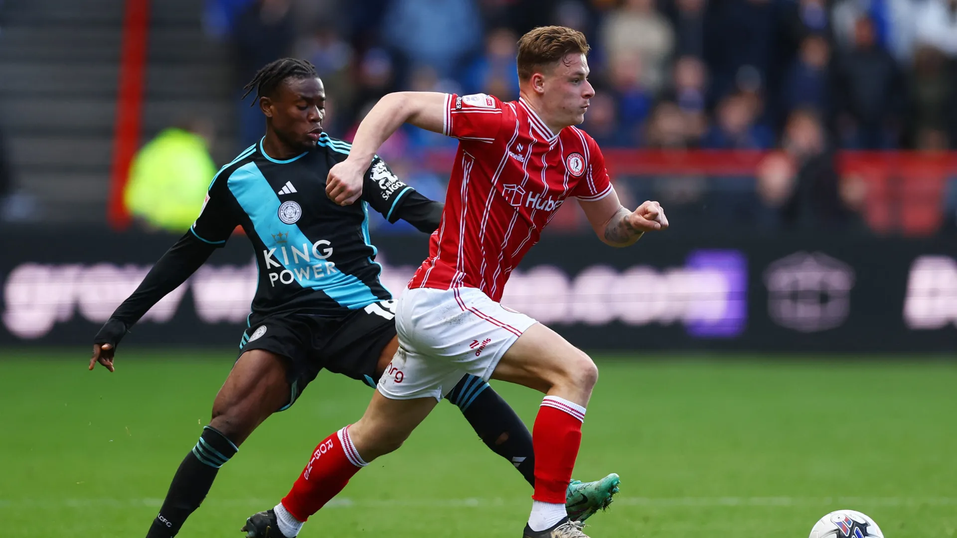 Cam Pring thi đấu cho Bristol City ở vị trí hậu vệ trái