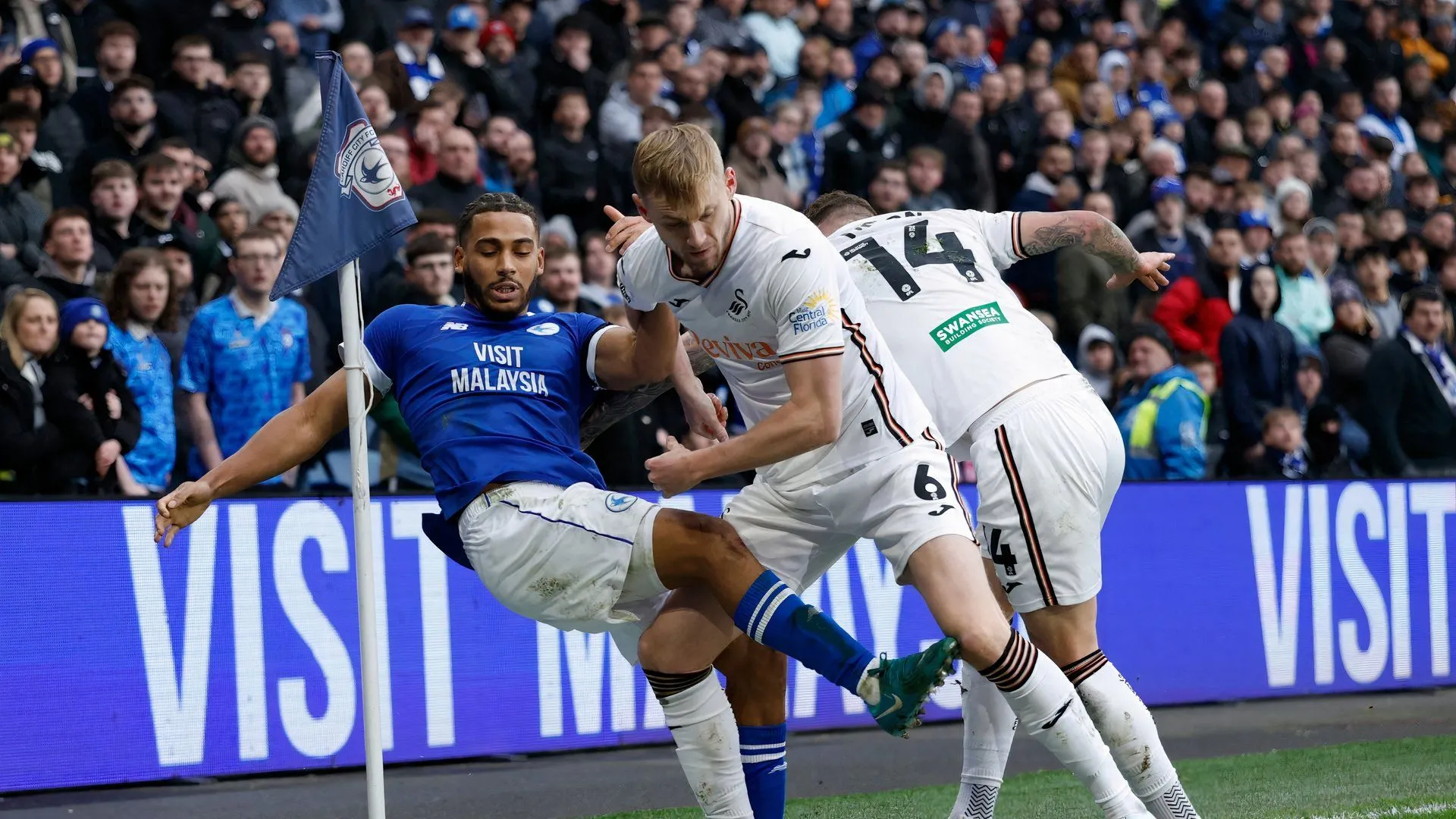 Cầu thủ Harry Darling của Swansea City trong trận derby South Wales