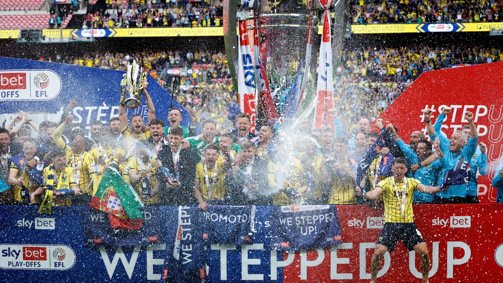 Cầu thủ Oxford United ăn mừng thăng hạng Championship năm 2024