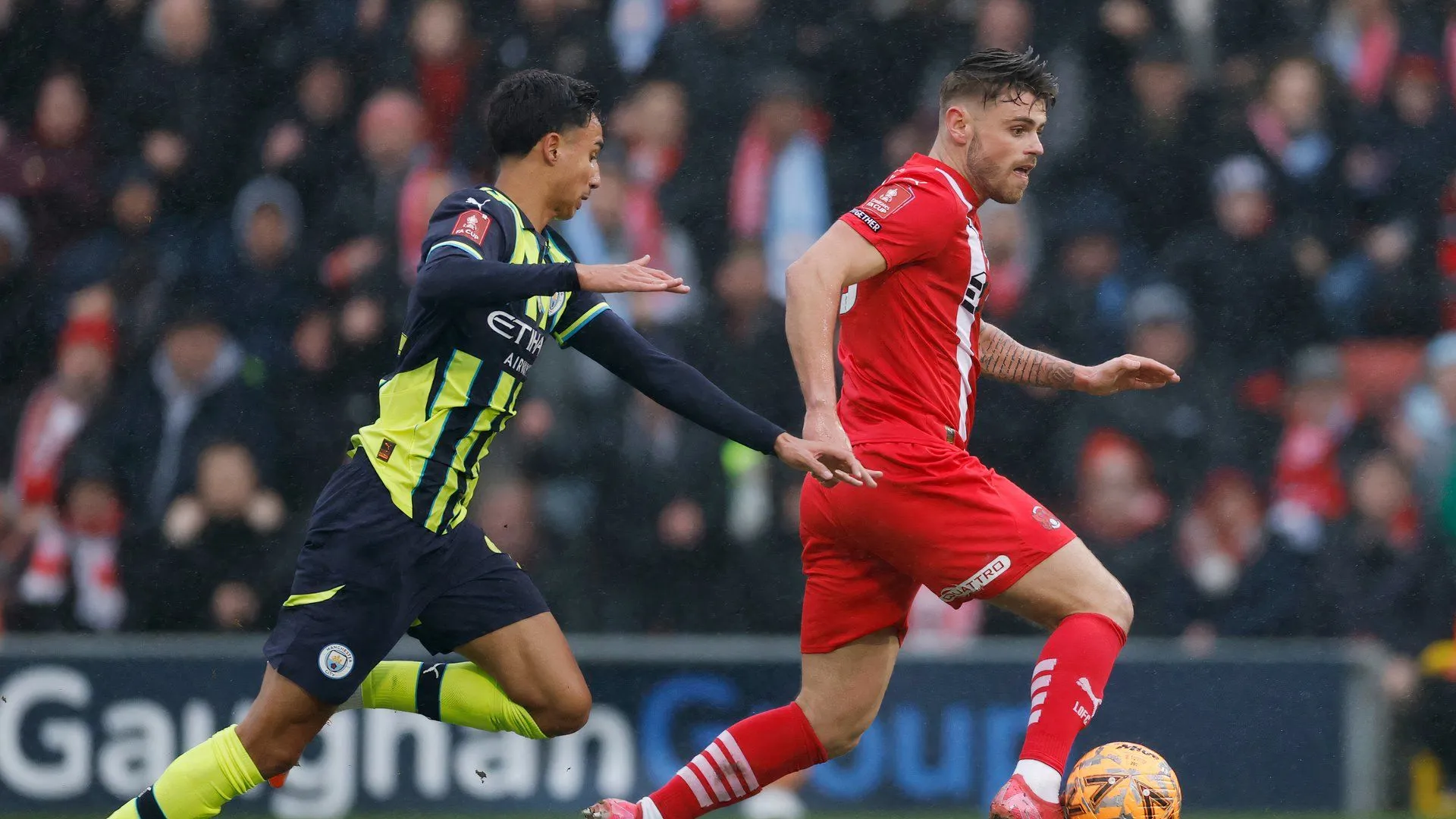Charlie Kelman ăn mừng bàn thắng cho Leyton Orient
