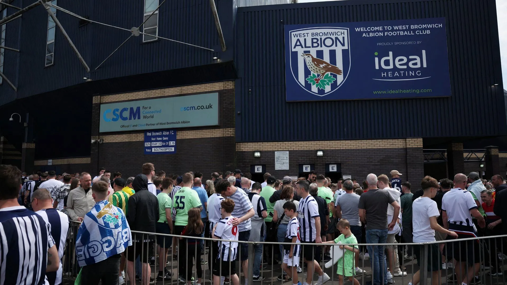 Cổ động viên West Brom trên khán đài sân The Hawthorns