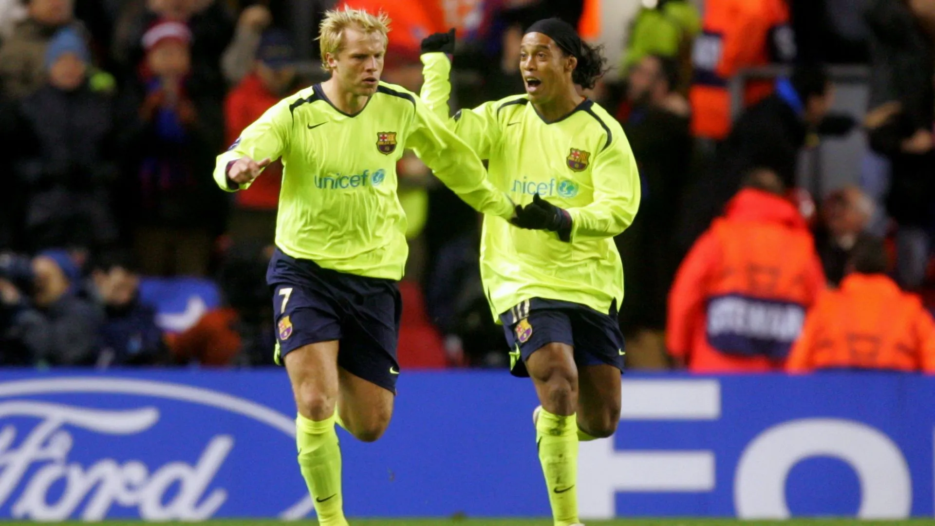 Eidur Gudjohnsen thi đấu cho FC Barcelona, nơi con trai Daniel cũng từng học tập