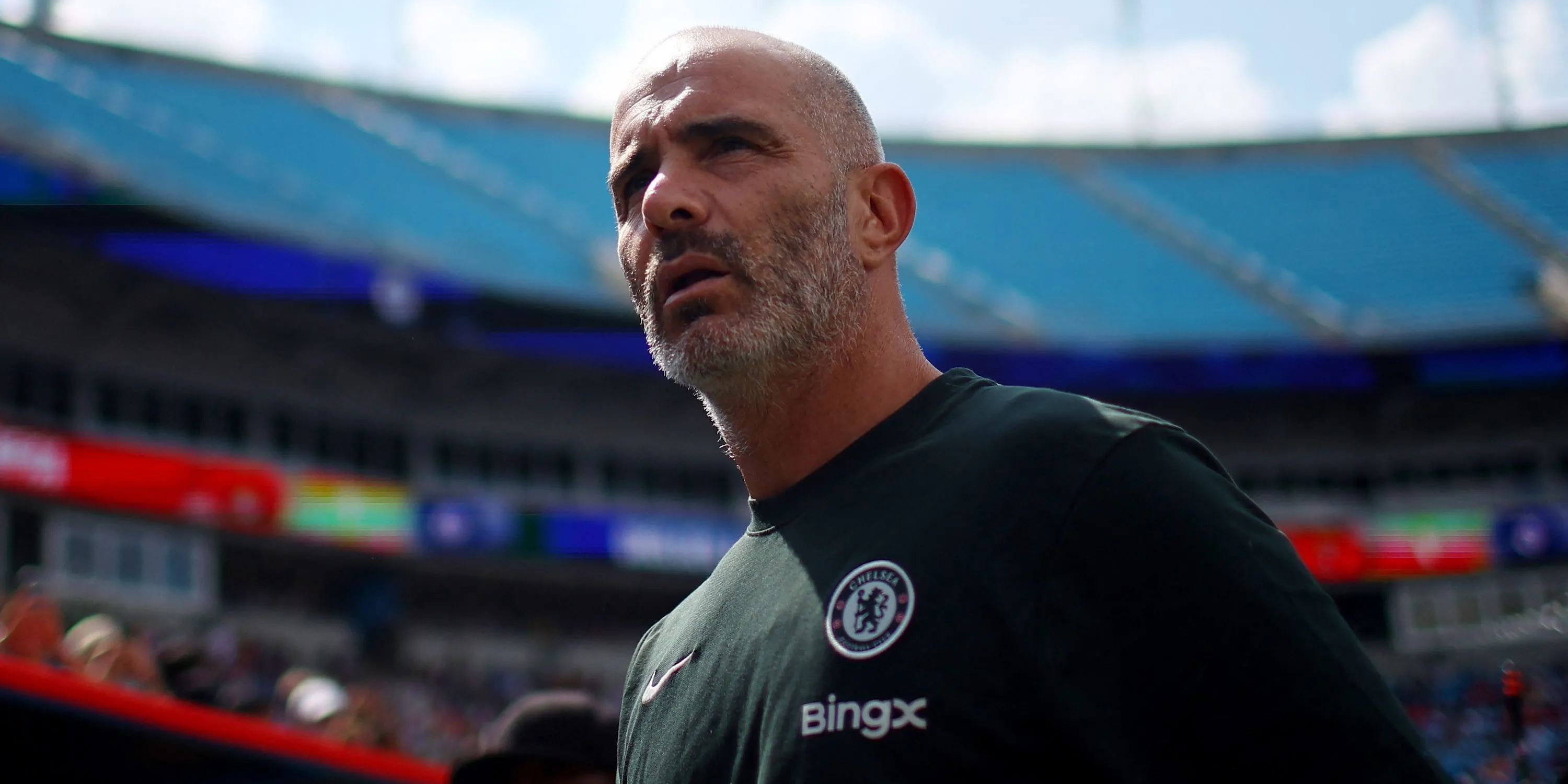 HLV Chelsea Enzo Maresca trên sân đấu