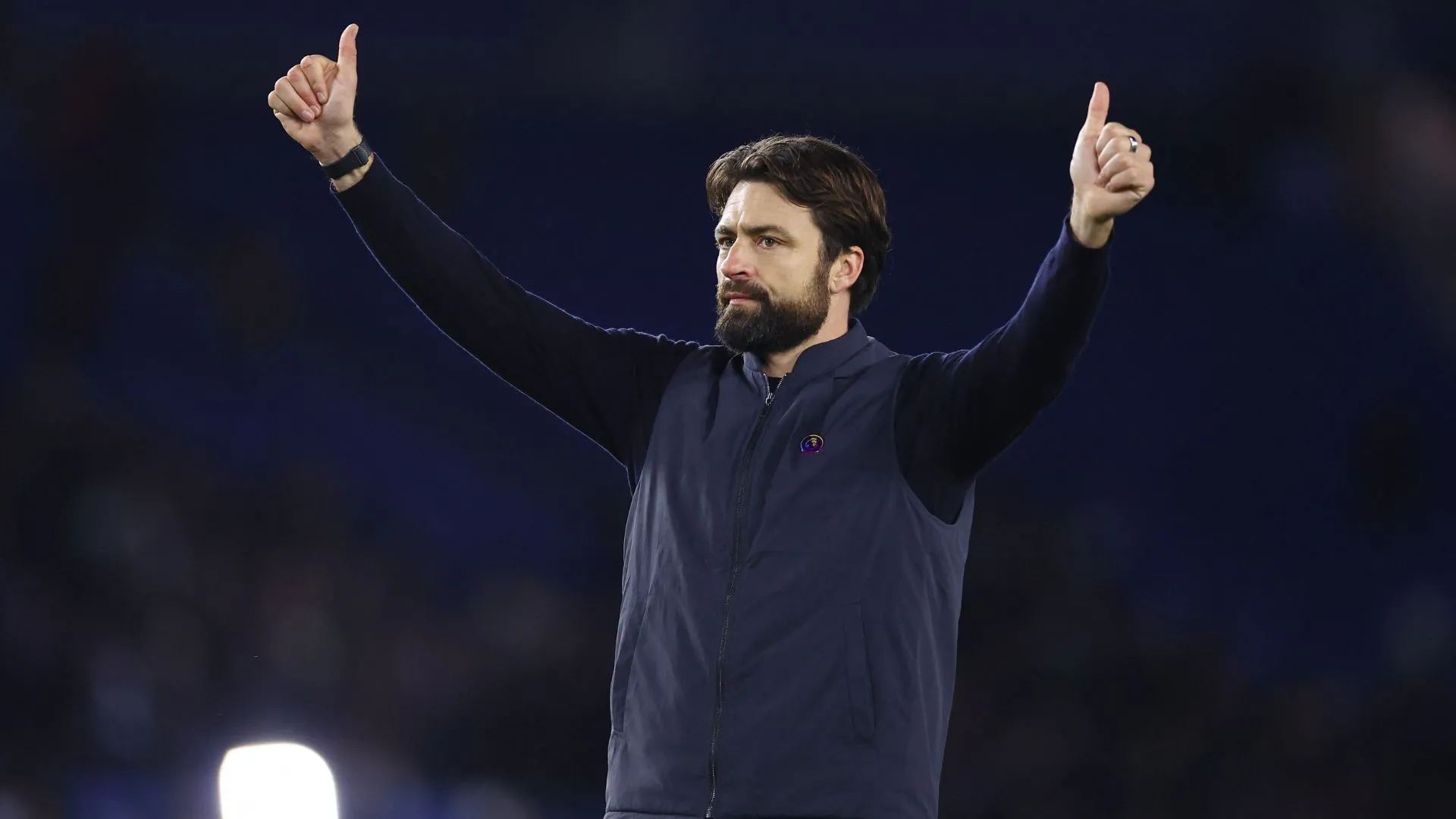 HLV Russell Martin chỉ đạo trên sân, chiến lược gia của Rangers và cựu thuyền trưởng Southampton