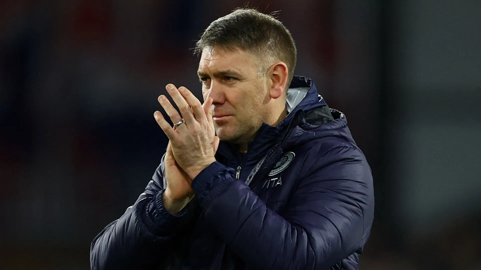 Huấn luyện viên Dave Challinor của Stockport County đang tìm cách tăng cường đội hình.