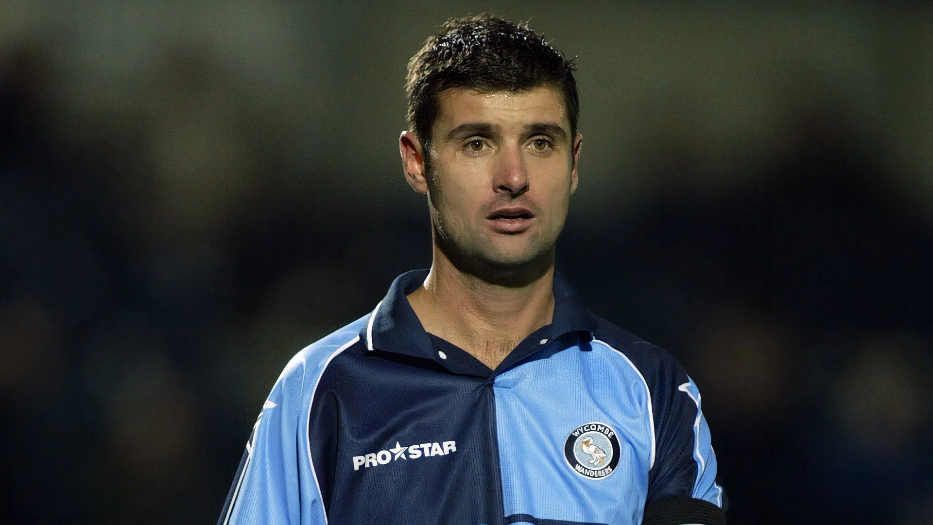 Jason Cousins trong màu áo câu lạc bộ Wycombe Wanderers trong một trận đấu