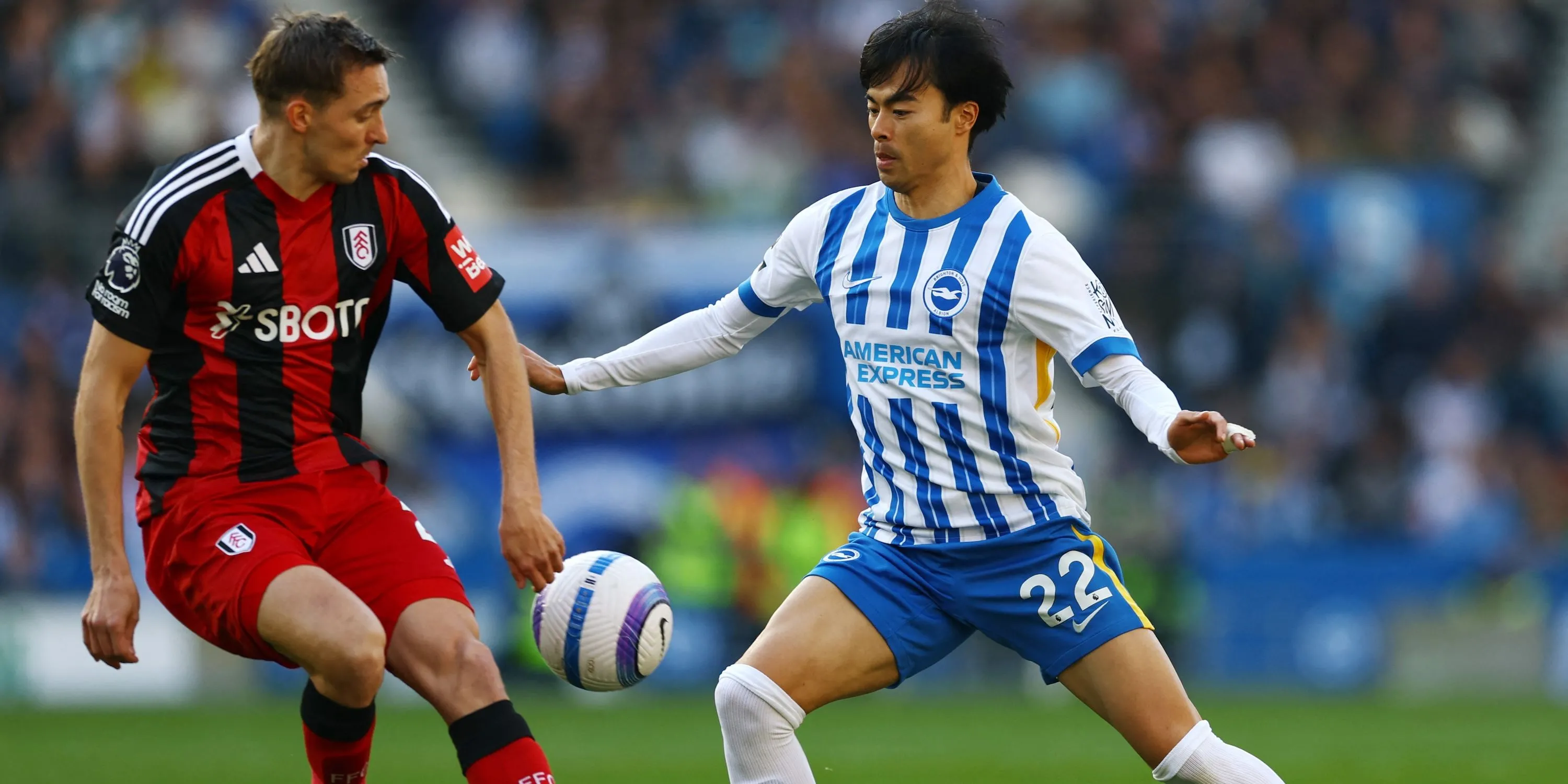 Kaoru Mitoma đối đầu Timothy Castagne của Fulham