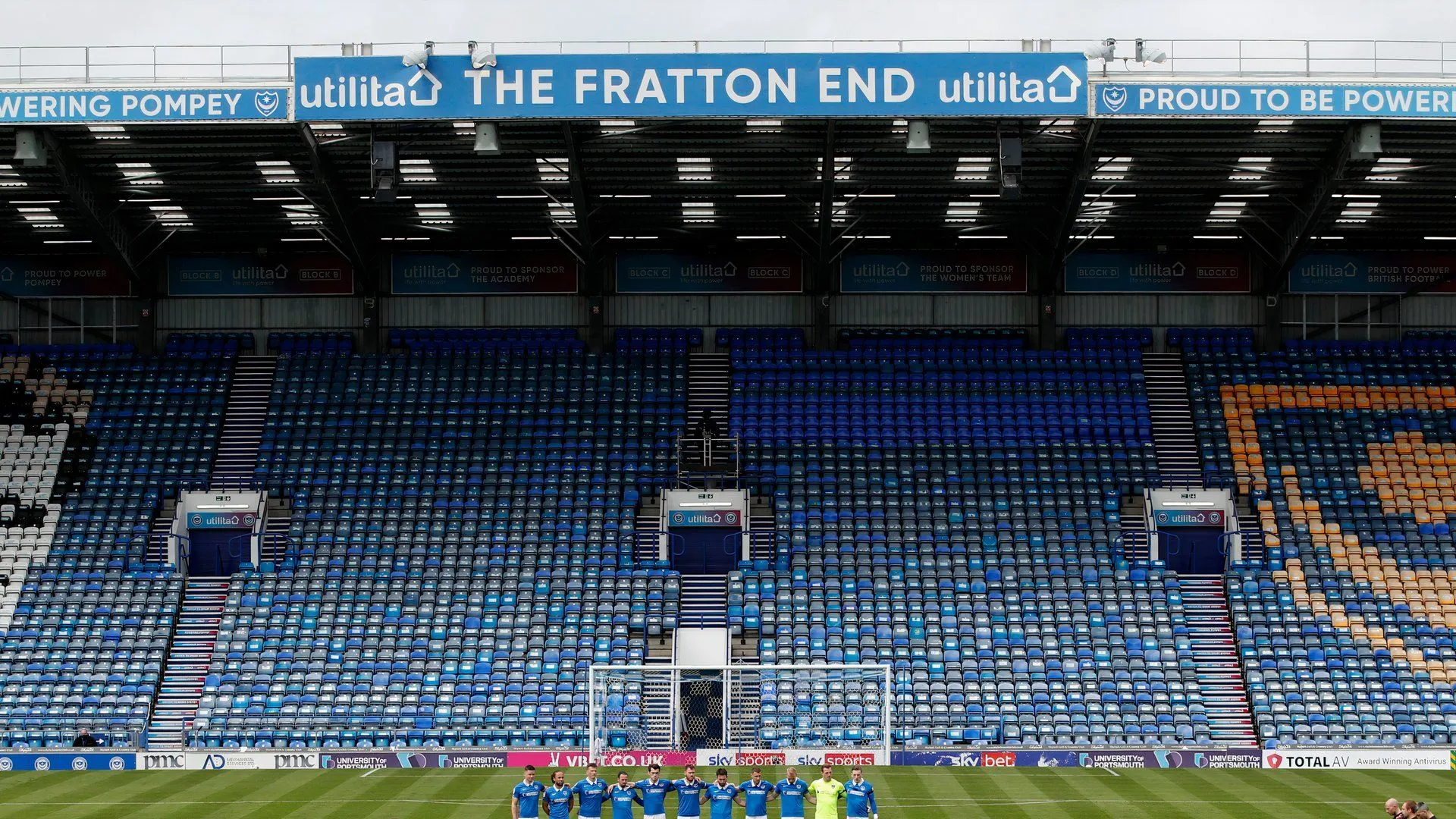 Khán đài The Fratton End tại sân Fratton Park của Portsmouth, nổi tiếng với bầu không khí cuồng nhiệt.