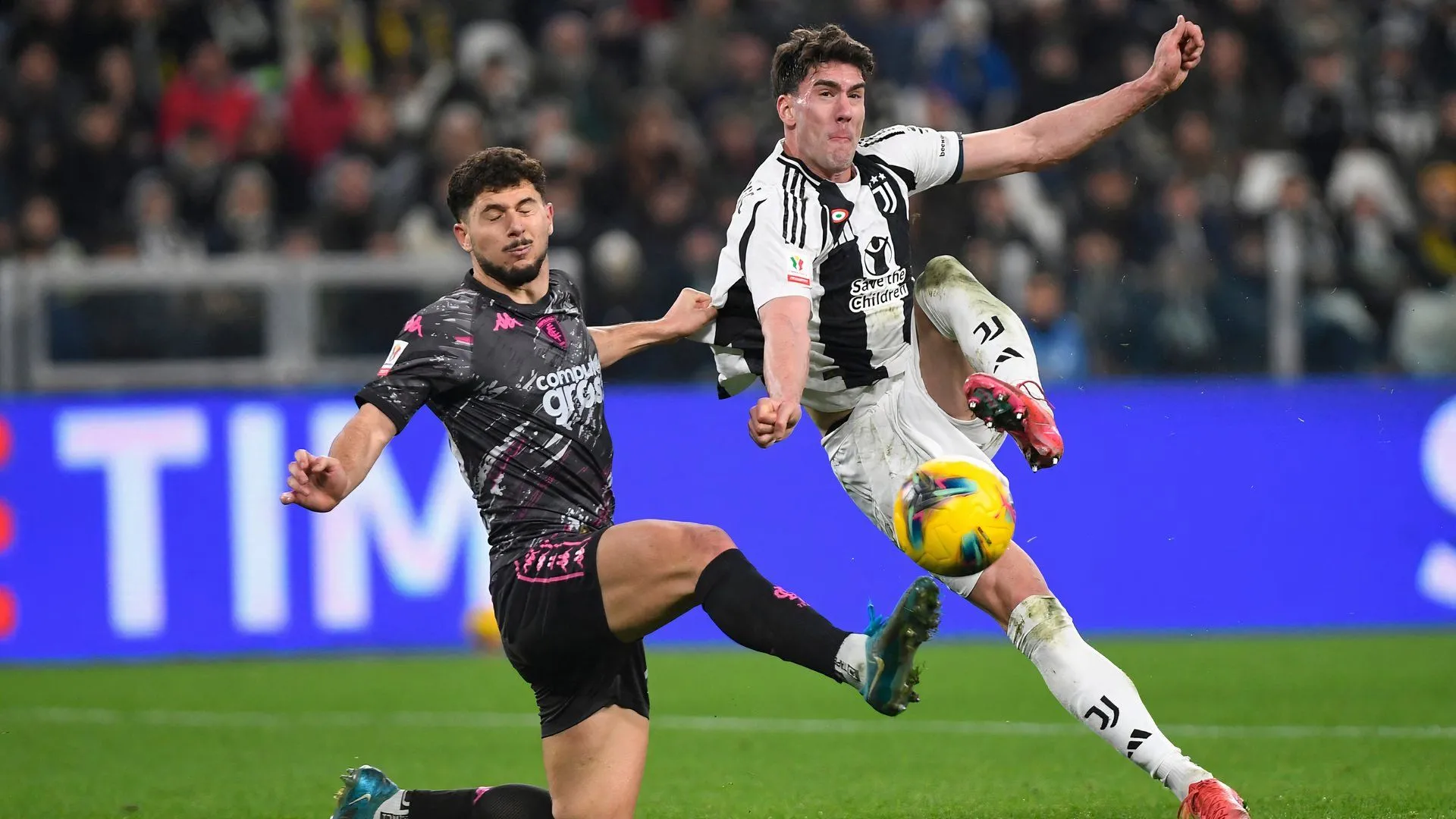 Liberato Cacace trong màu áo Empoli, mang kinh nghiệm Serie A đến Wrexham.
