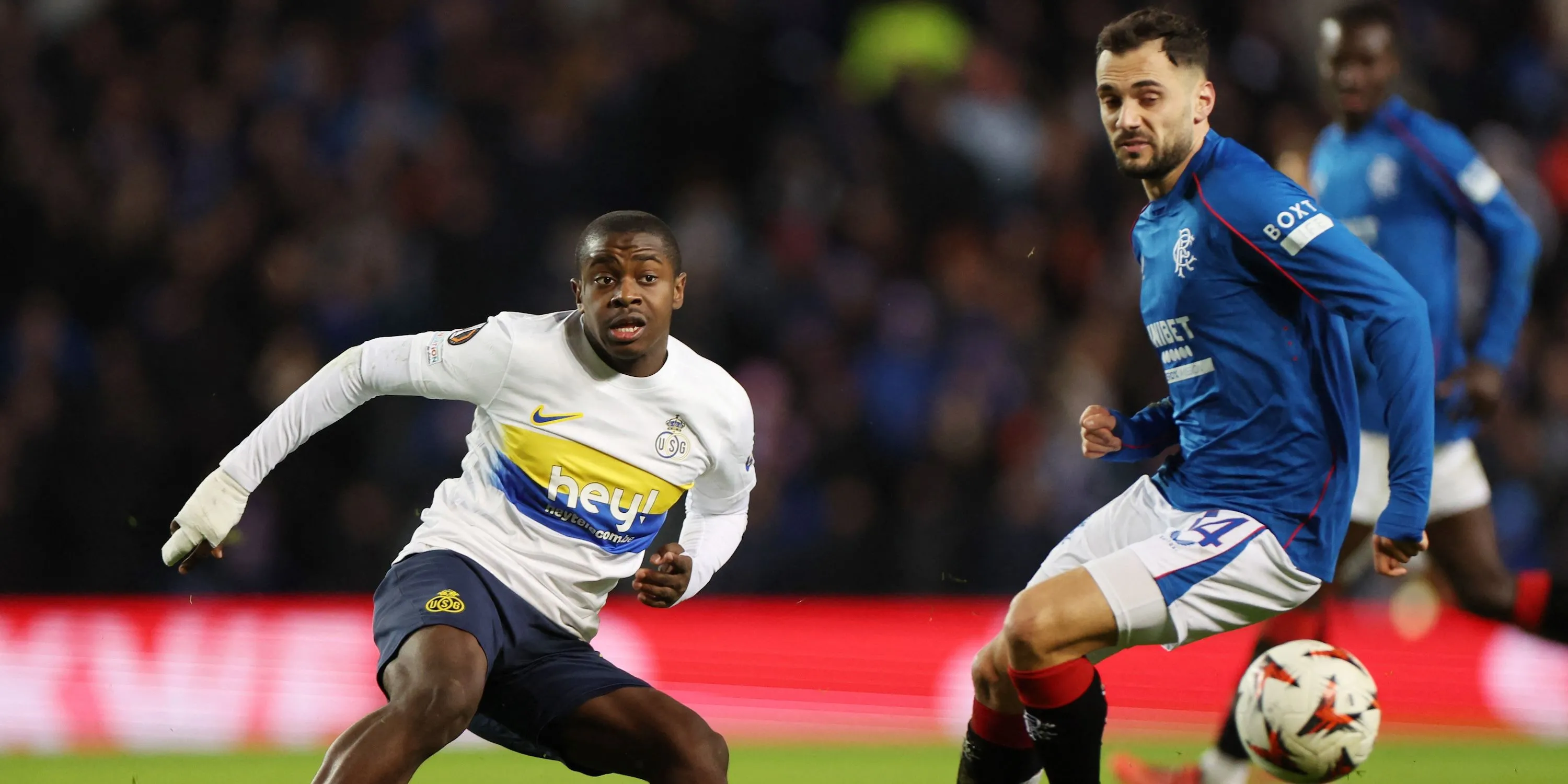 Nedim Bajrami của Rangers đối đầu cầu thủ Union Saint-Gilloise