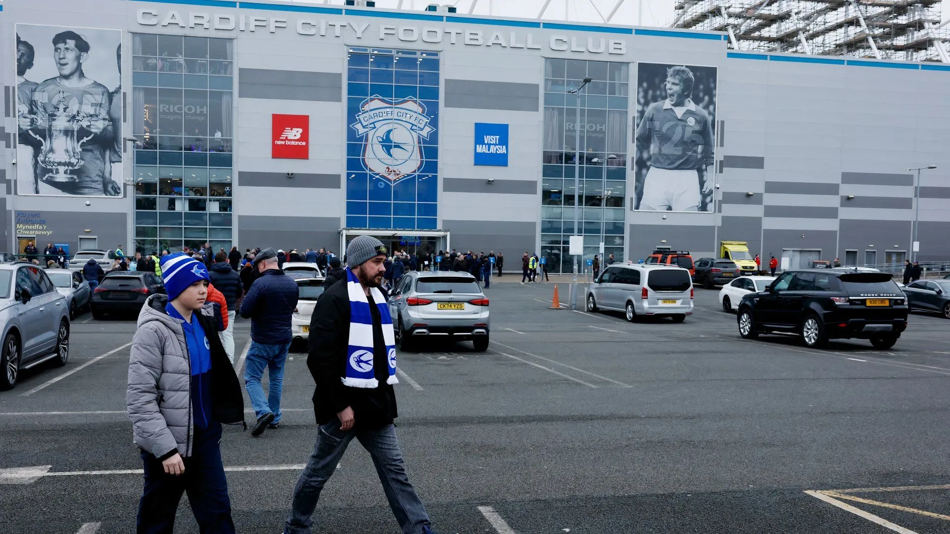 Người hâm mộ Cardiff City tại sân vận động Cardiff City đang mong chờ những sự thay đổi tích cực sau mùa giải xuống hạng