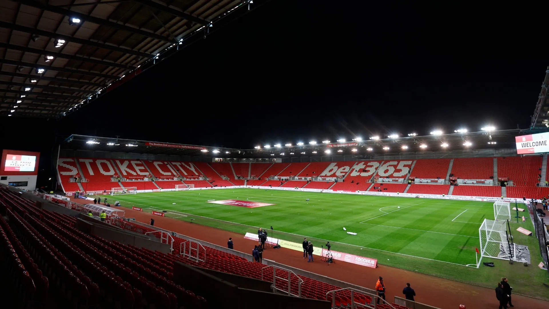 Sân Bet365 Stadium của Stoke City, nổi tiếng với điều kiện thời tiết khắc nghiệt và gió lớn.