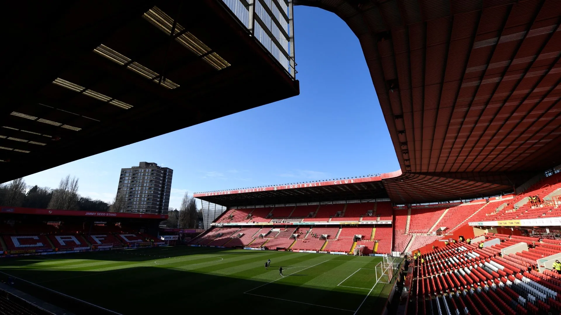 Sân The Valley của Charlton Athletic, một sân bóng với thiết kế truyền thống nhưng đang dần mất đi sức hút.