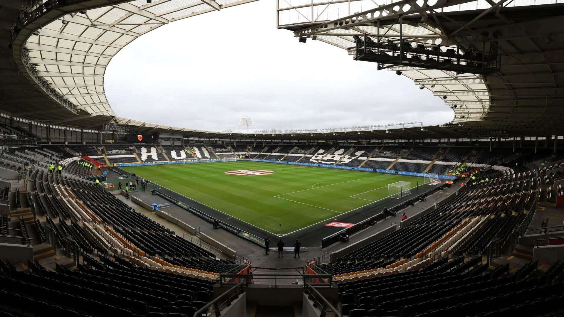 Sân vận động MKM của Hull City với thiết kế hiện đại, nhưng thiếu đi sự ấm cúng của một sân bóng thực thụ.