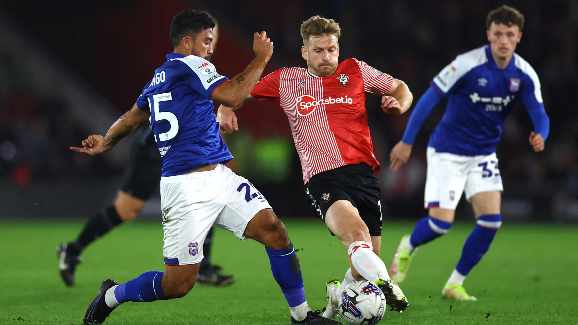 Stuart Armstrong thi đấu cho Southampton, nơi anh đã có một mùa giải 2023-2024 thành công trước khi hết hợp đồng