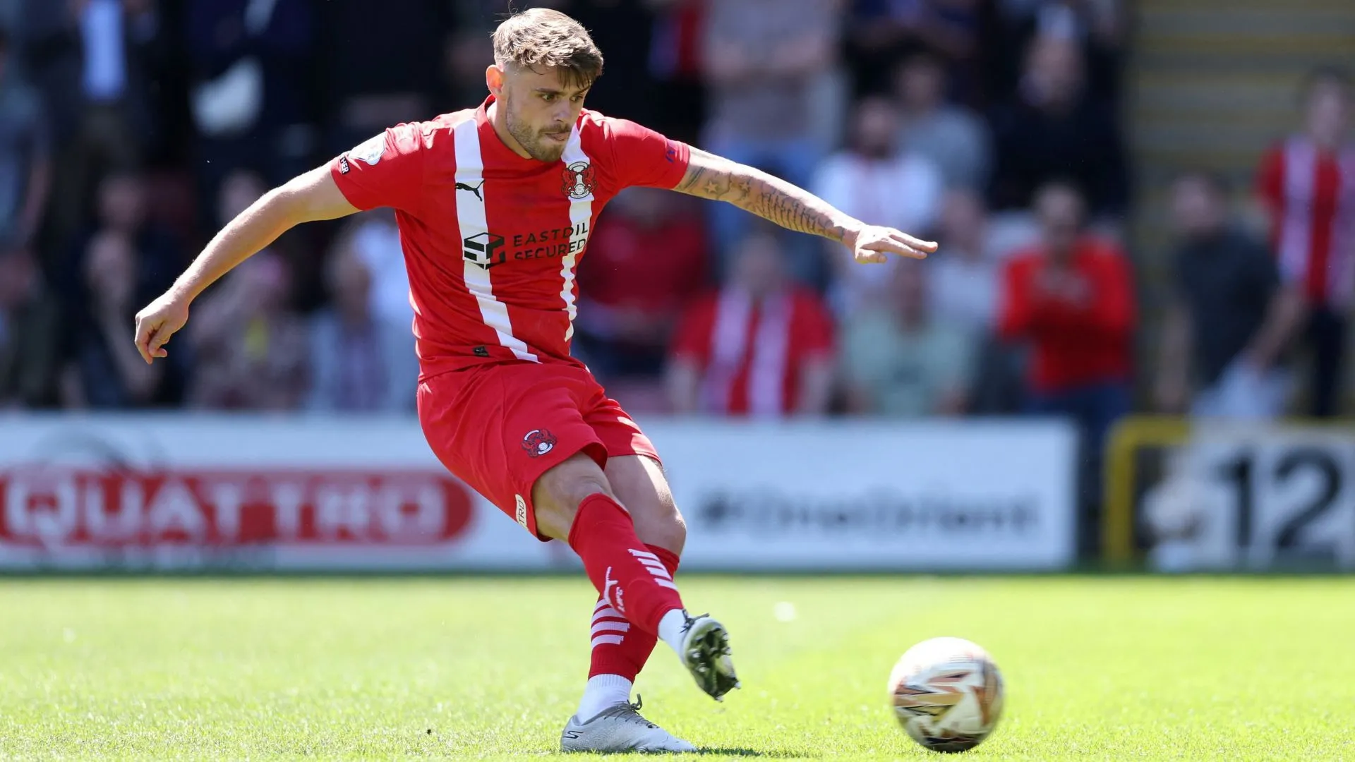 Tiền đạo Charlie Kelman trong màu áo Leyton Orient