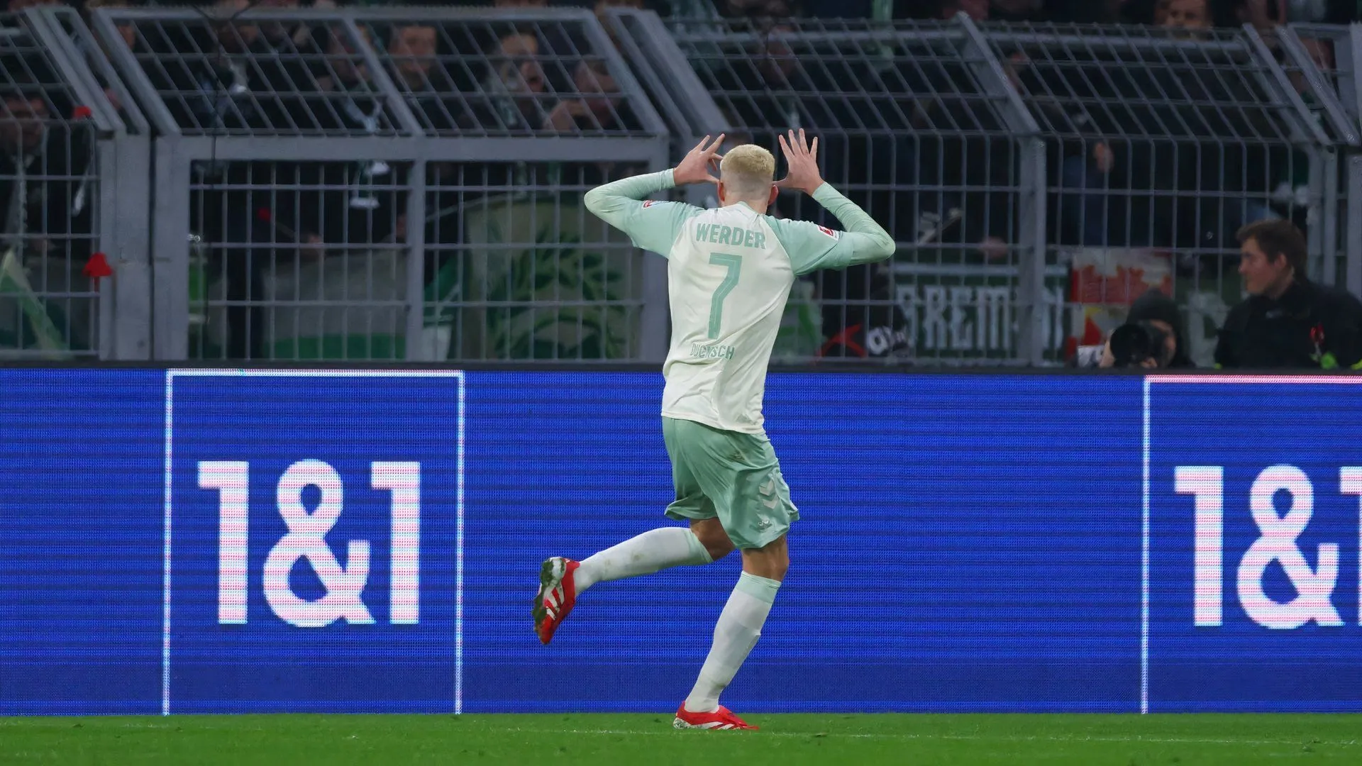 Tiền đạo Marvin Ducksch ghi bàn cho Werder Bremen trong trận đấu Bundesliga, thể hiện khả năng săn bàn ấn tượng