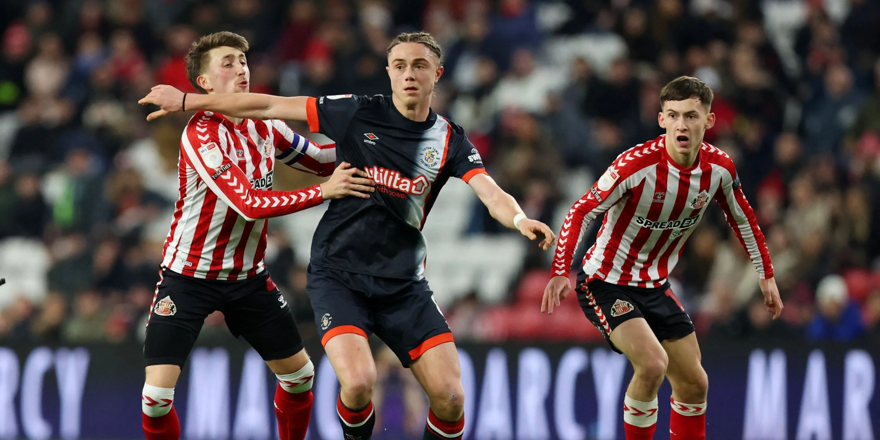 Tiền vệ tấn công Thelo Aasgaard trong màu áo Luton Town, mục tiêu chuyển nhượng tiềm năng của Rangers