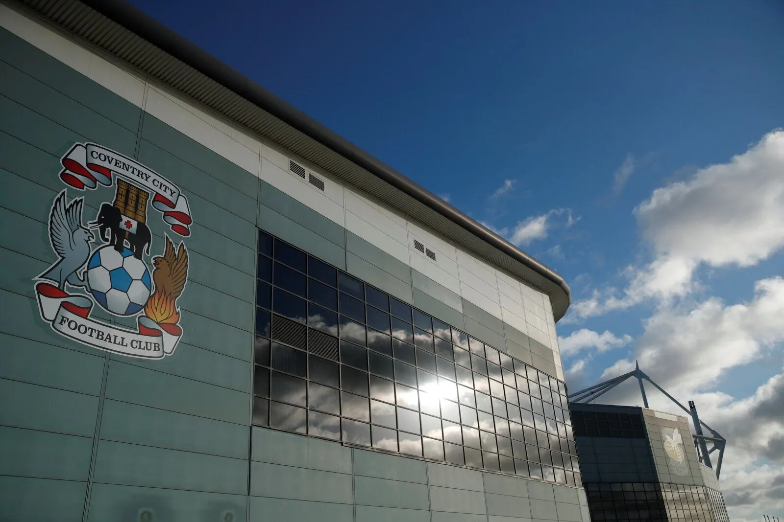 Toàn cảnh bên ngoài sân vận động CBS Arena, nơi diễn ra các trận đấu của Coventry City.